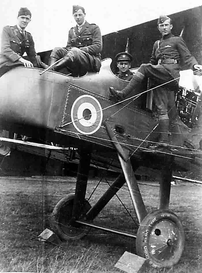 Летчики Королевского Летного Корпуса Великобритании в кабине самолета RAF F.E.2b